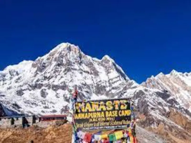 Annapurna Base Camp. Berg och blå himmel i bakgrunden.